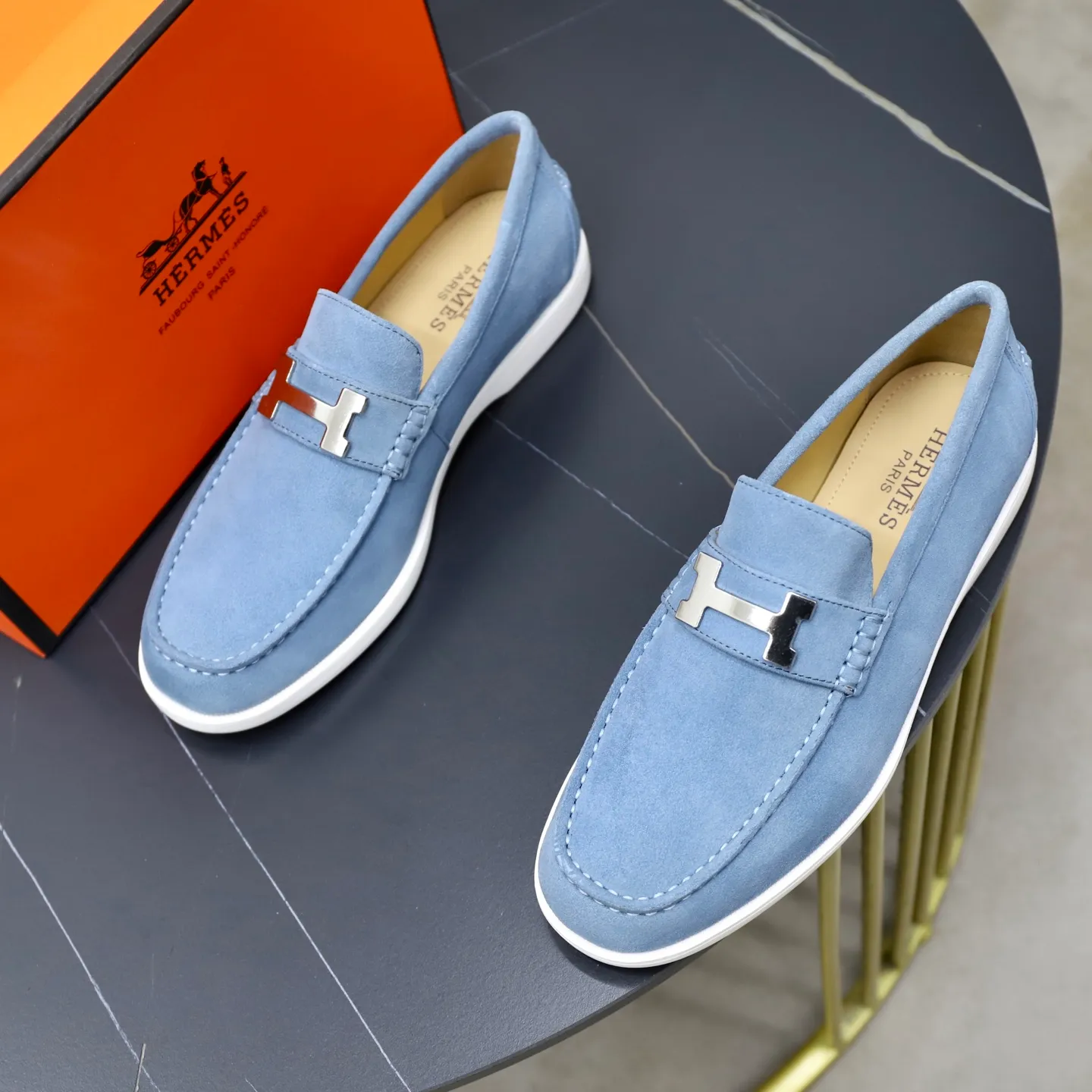 Ex-factory price: 540💰Hermès/Hermès slip-on men's shoes. This shoe is made of imported cow suede leather, with simple and smooth lines, and a 3CM rubber foam ultra-light sole combined with aerodynamic design! Youthful and fashionable, H button decoration, contrasting leather embellishment on the heel, calf lining to gently wrap your feet, with embossed logo cowhide feet, leather rock strips, casual and urban style, highlighting youthful vitality, sports and leisure version, super versatile Size number: 38-39-40-41-42-43-44 Standard leather shoe size (45 can be customized but does not support returns)